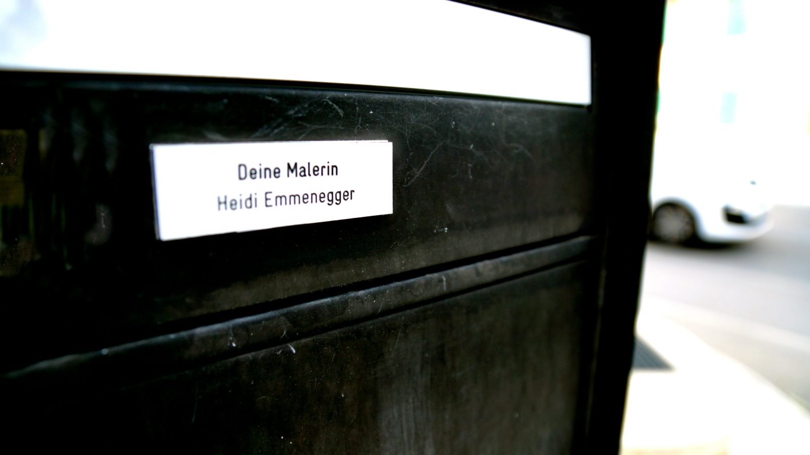 Briefkasten mit Schild «Deine Malerin – Heidi Emmenegger»