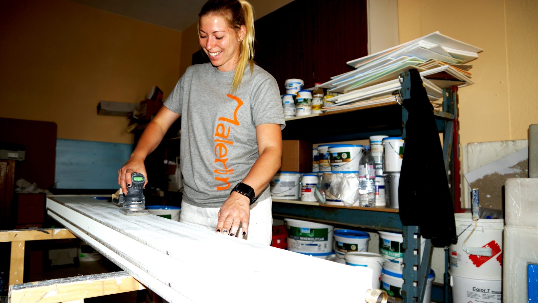 Heidi Emmenegger bei der Arbeit in der Werkstatt