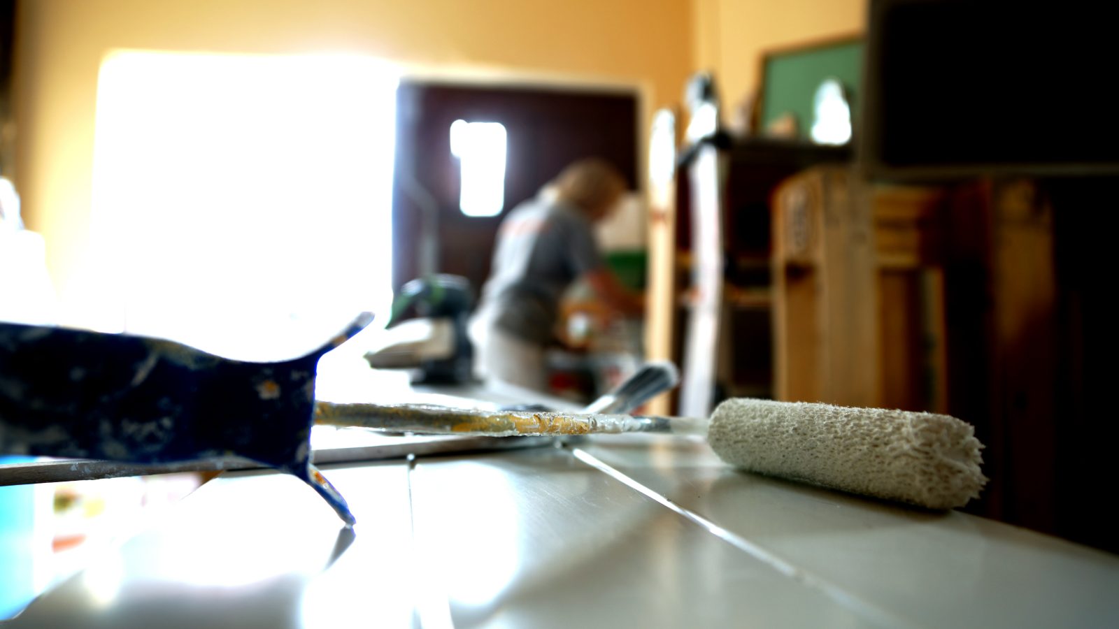 Pinsel und Farbroller bei der Arbeit